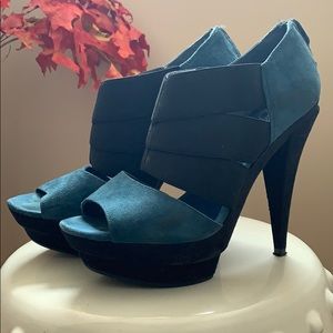 Jessica Simpson navy and black suite heel